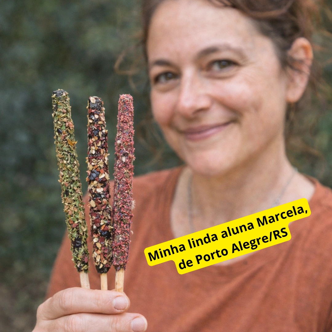 Aluna segurando incensos naturais em vareta feitos por ela mesma